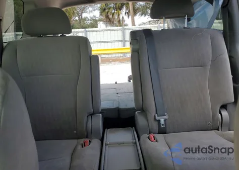 2011 Toyota Highlander Base z USA, uszkodzony, nr VIN 5TDZK3EH3BS037996